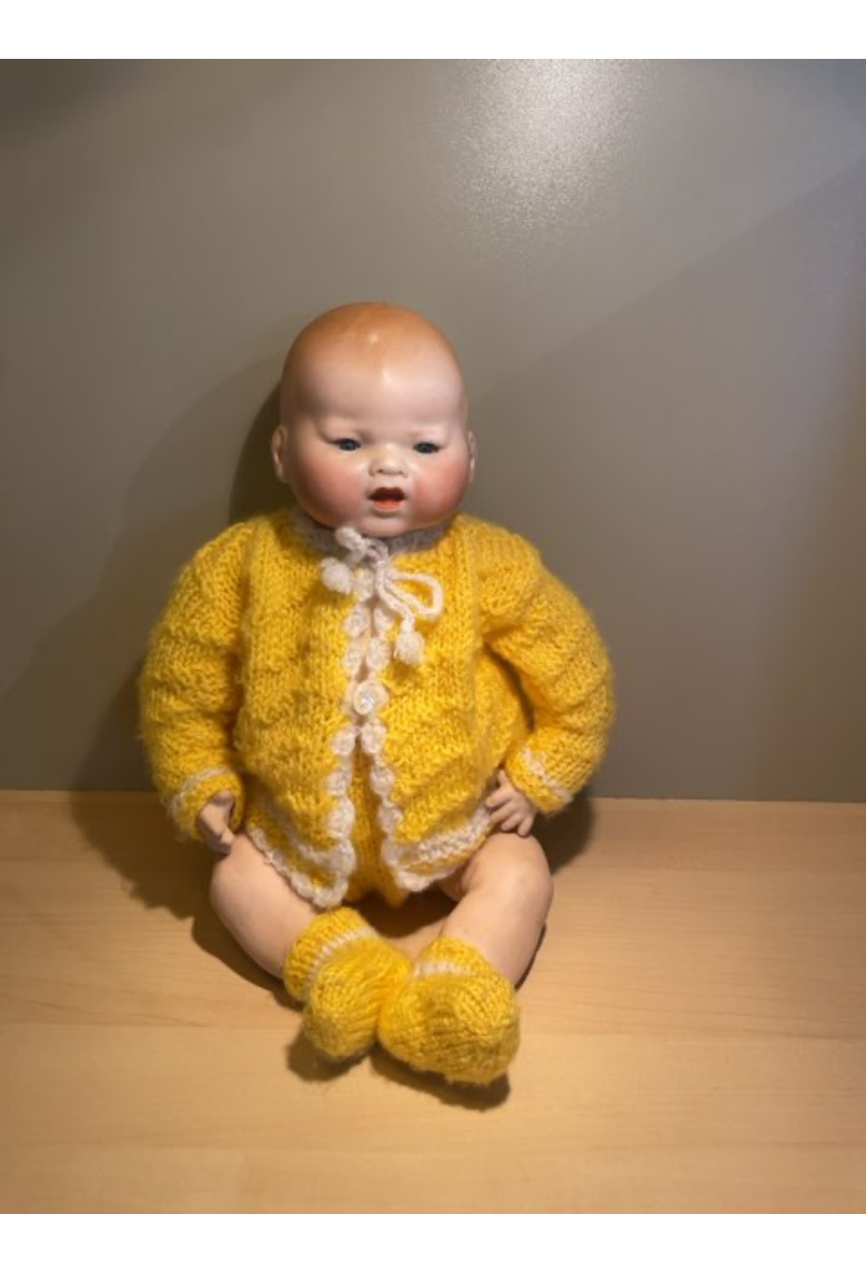 Gammel siddende Porcelæns dukke